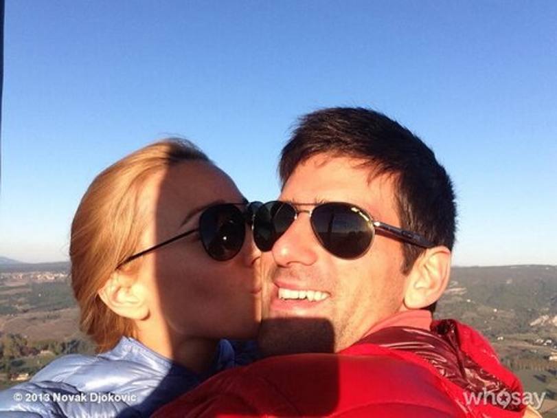 Con questa foto e un tweet, il tennista serbo Novak Djokovic ha dato l&#39;annuncio del suo fidanzamento ufficiale con Jelena Ristic. Conosciamo meglio la futura consorte...  Djokovic